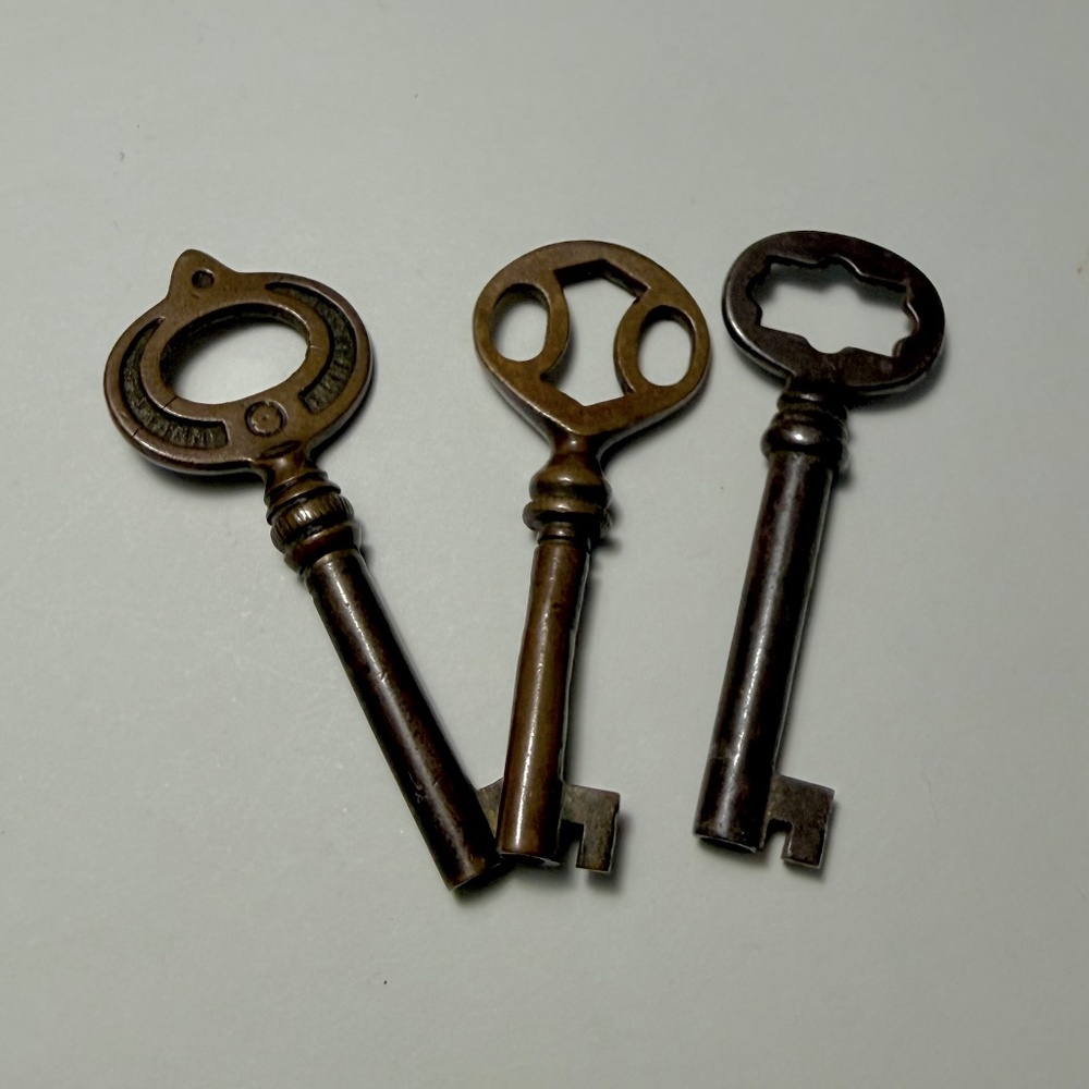 SET OF 3 VINTAGE KEYS